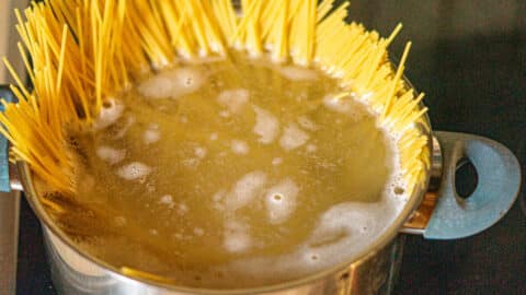 Die Spaghetti werden bei diesem Ruck-Zuck-Rezept im Kochtopf gekocht
