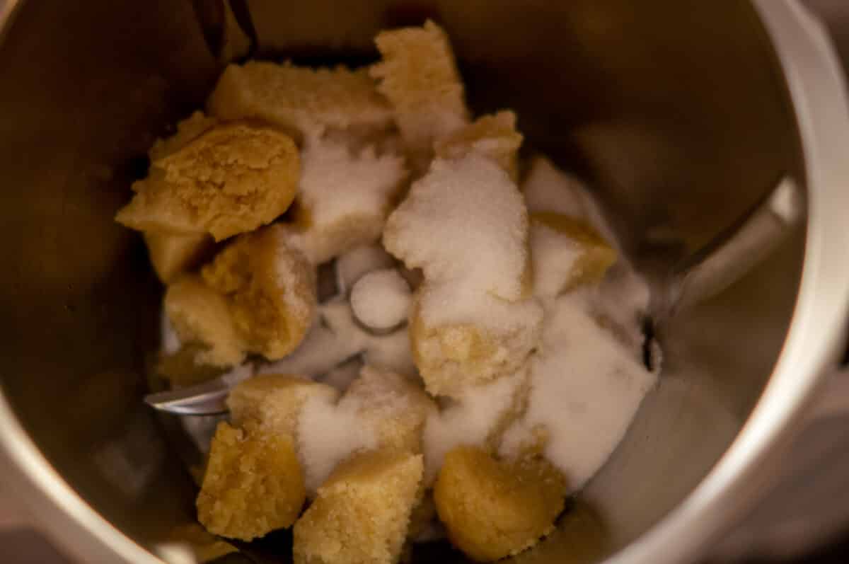 Zucker und Marzipan im Mixtopf des Thermomix