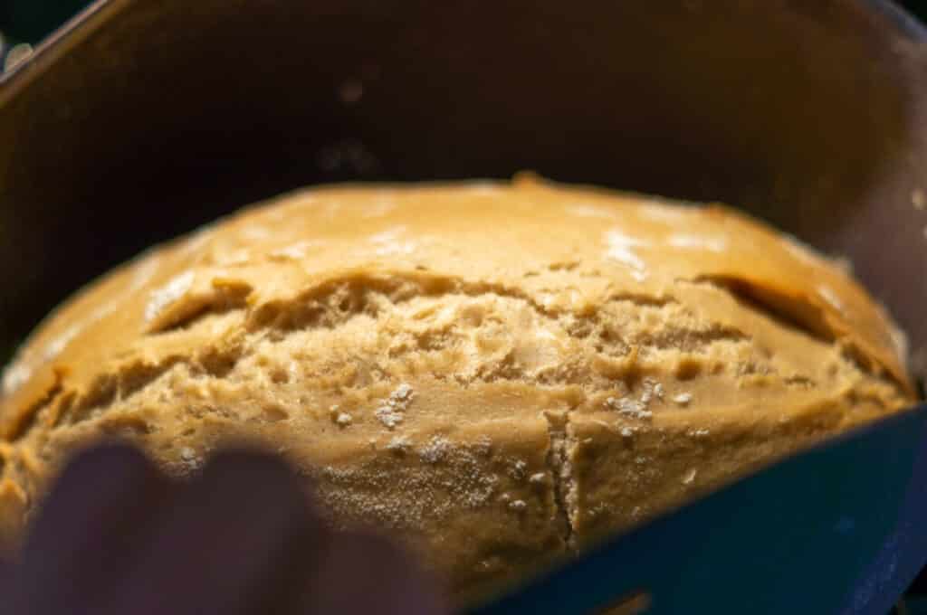 Das Brot im Ofen fertig backen