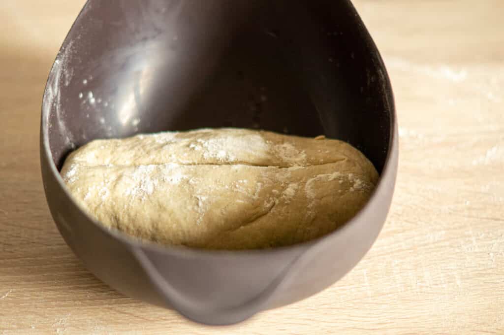 Brotlaib in der Brotbackschale