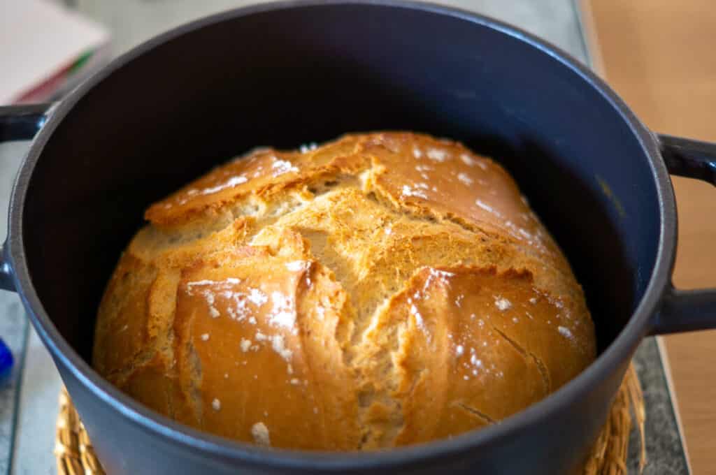 Dieses schnelle Weißbrot gelingt im Bräter perfekt