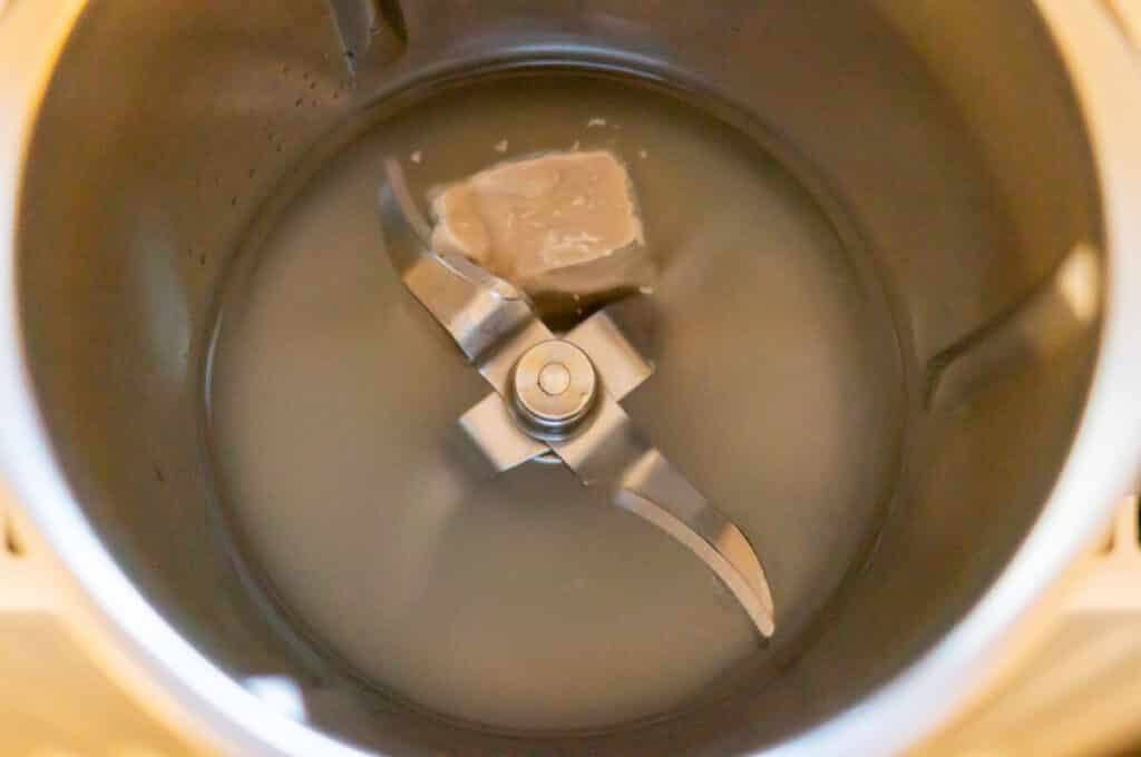 Baguette Brötchen aus dem Thermomix® rustikal 6 hefe im mixtopf des thermomix aufloesen