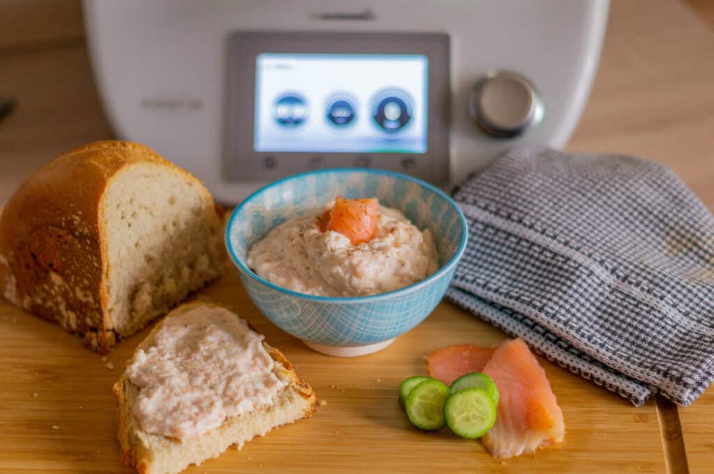 Räucherlachsaufstrich mit frischem Brot