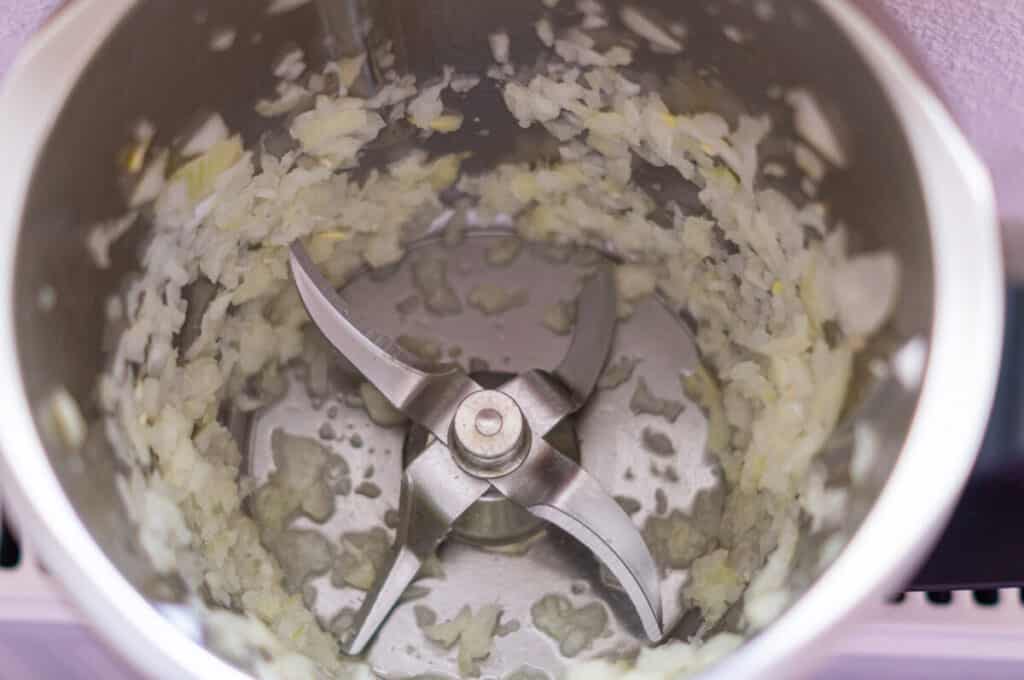 Cremige Kartoffelsuppe mit Wiener Würstchen aus dem Thermomix® 4 zwiebeln zerkleinern im thermomix
