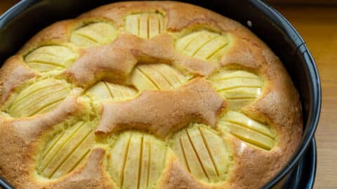 Gebackener Apfelkuchen aus dem Ofen mit Zimtzucker