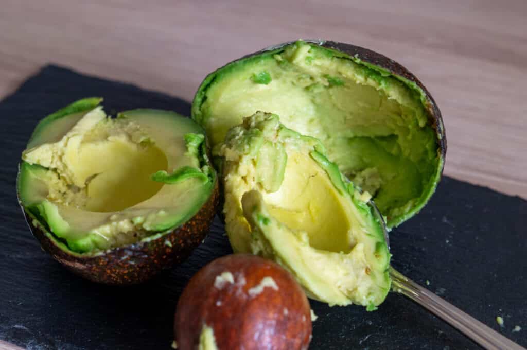 Avocado Fruchtfleisch entfernen mit Löffel