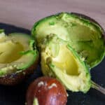 Avocado Fruchtfleisch entfernen mit Löffel