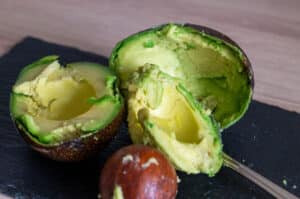 Avocado Fruchtfleisch entfernen mit Löffel