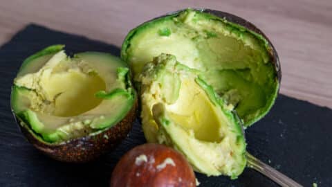 Avocado Fruchtfleisch entfernen mit Löffel