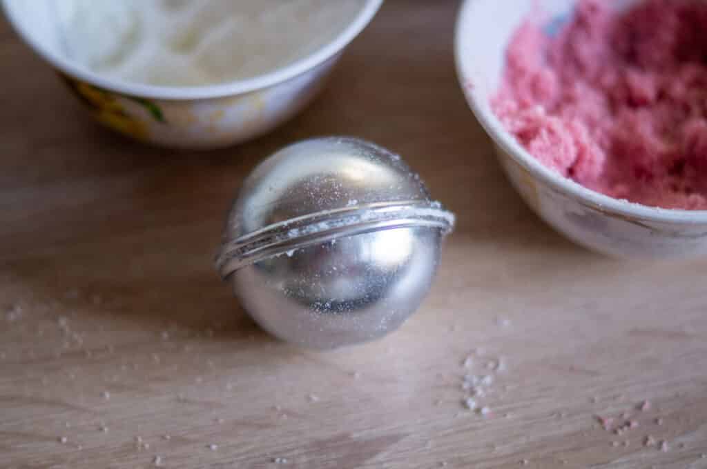 Badekugeln selber machen im Thermomix® 12 badekugeln aus der form nehmen