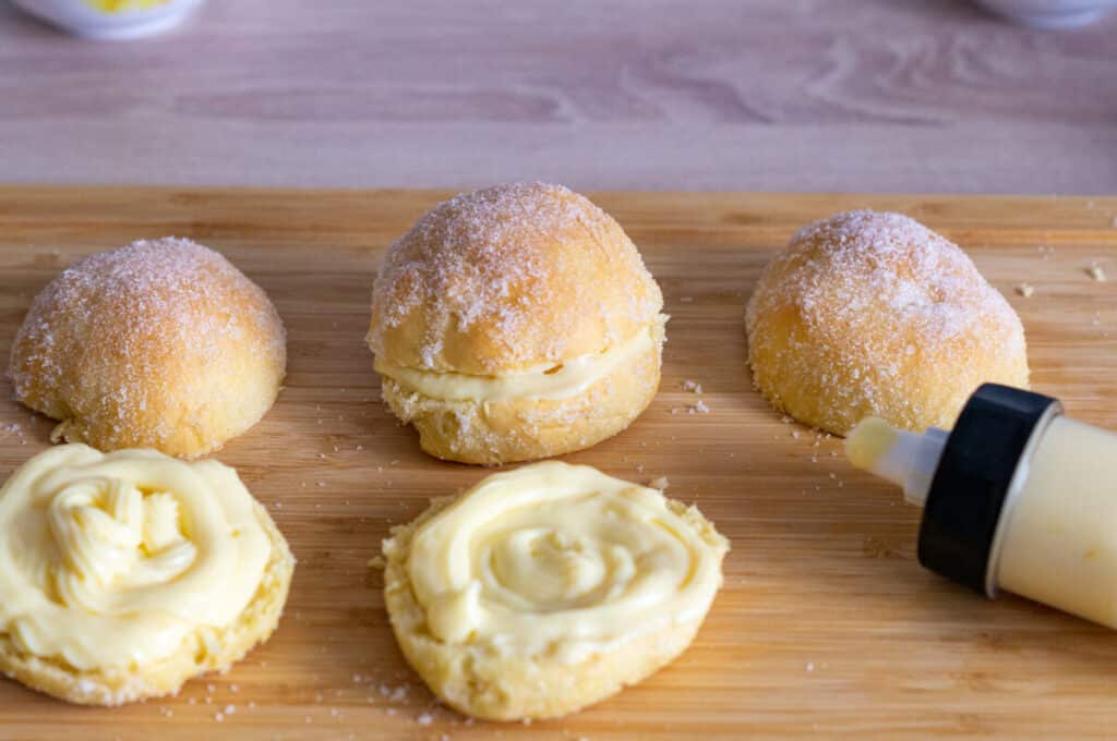 Ofenberliner mit Vanillecreme gefüllt