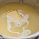 Sahne und Butter in Blumenkohlsuppe