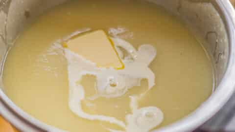 Sahne und Butter in Blumenkohlsuppe
