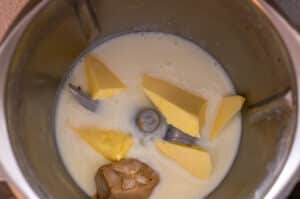 Buttermilch, Butter, Salz, Hefe im Mixtopf