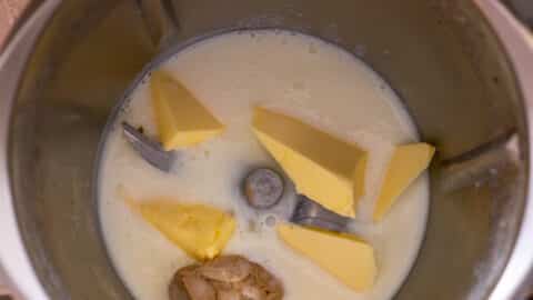 Buttermilch, Butter, Salz, Hefe im Mixtopf