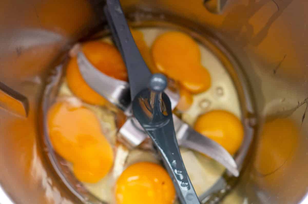 Heidelbeer-Käsekuchen aus dem Thermomix® 2 Eier im Mixtopf schlagen