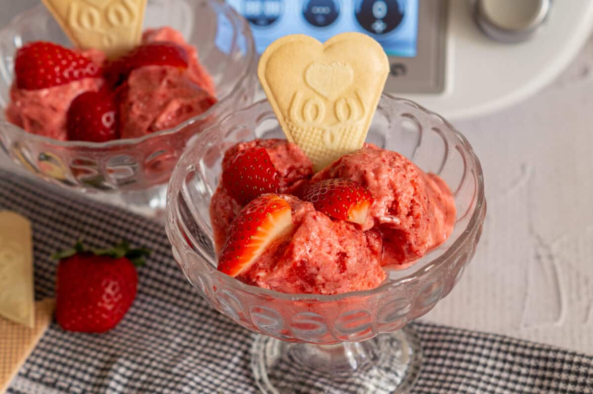 Erdbeeren im Thermomix® · Saison plus 35 Rezepte 24 Schnelles Erdbeereis aus dem Thermomix®