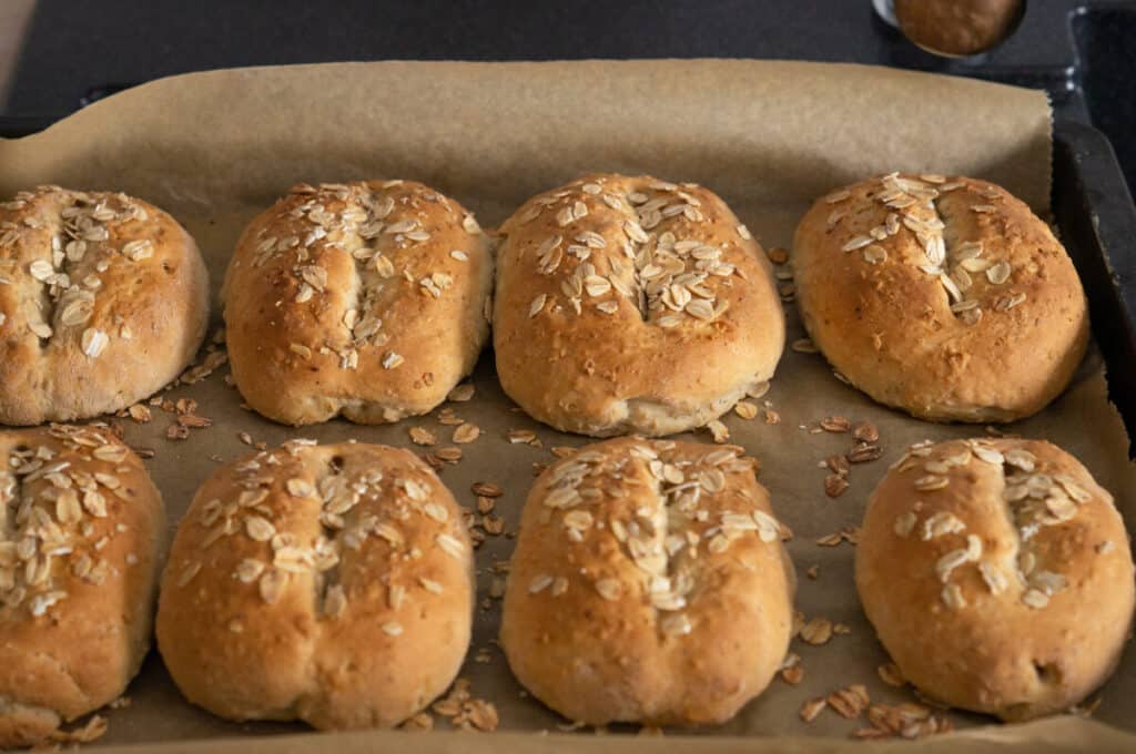 Frisch gebackene Haferflockenbrötchen