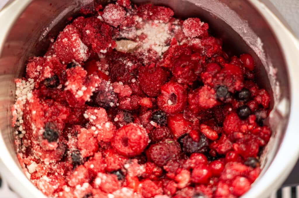 Grundrezept Konfitüre zubereiten im Thermomix® 6 fruechte und zucker im thermomix vermischen