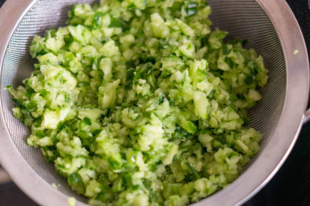 Gurkensalat Thermomix: Salz zieht Wasser vor Dressing 6 gurken im sieb