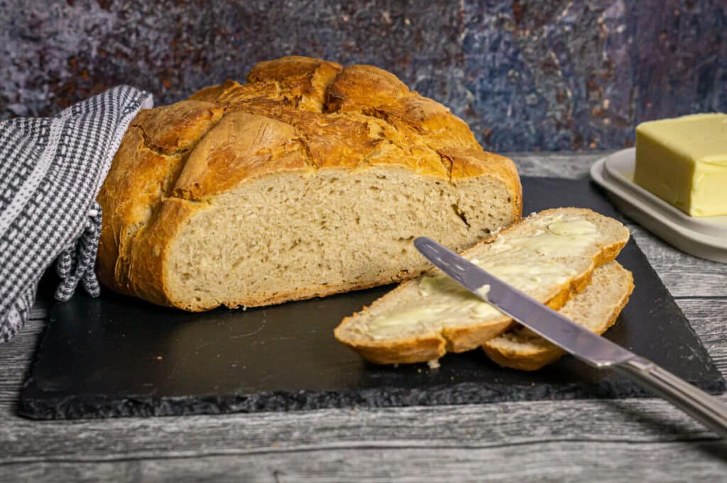 Knuspriges Joghurtbrot mit Butter