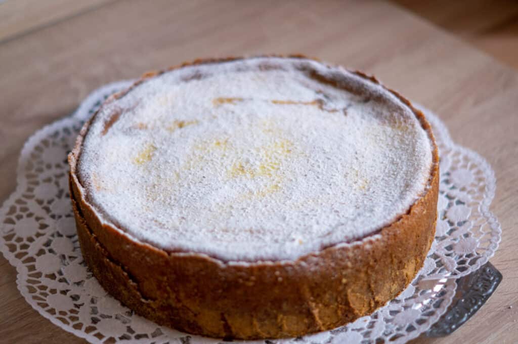 Käsekuchen gebacken und mit Puderzuckerbezeugt