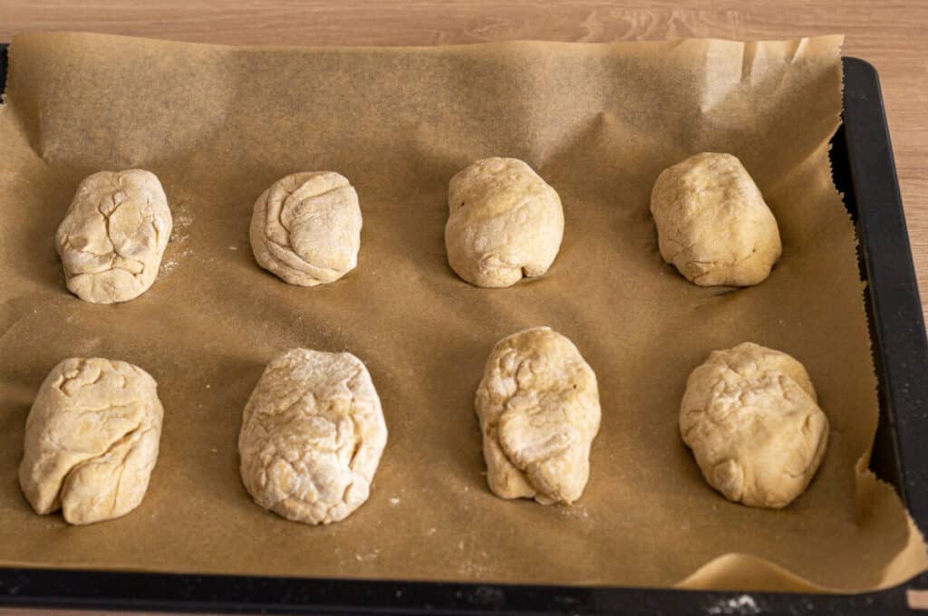 Kartoffelbrötchen auf Backblech