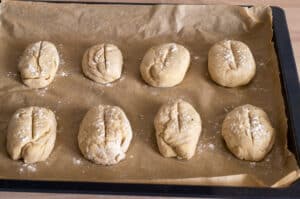 Gegangene Kartoffelbrötchen Rohlinge auf Backblech