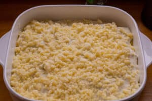 Kartoffelgratin mit Käse bestreuen