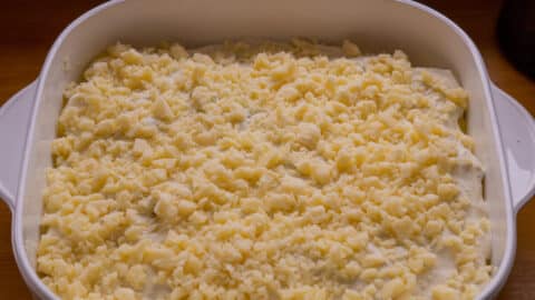 Kartoffelgratin mit Käse bestreuen