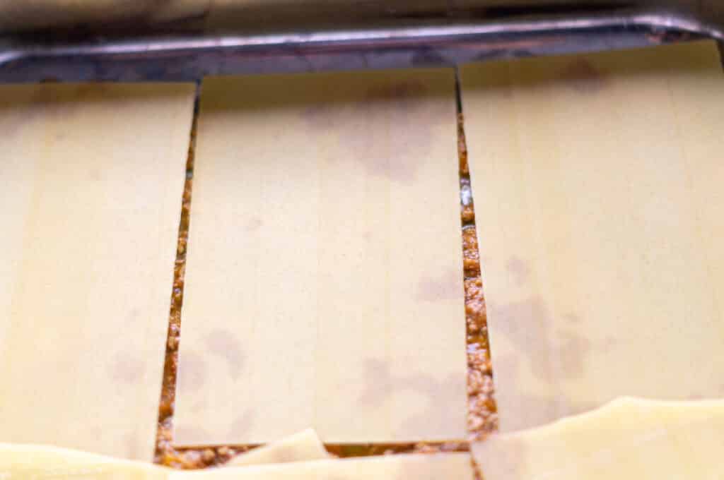 Zwischen die Zutaten aus dem Mixtopf werden Lasagneplatten gelegt