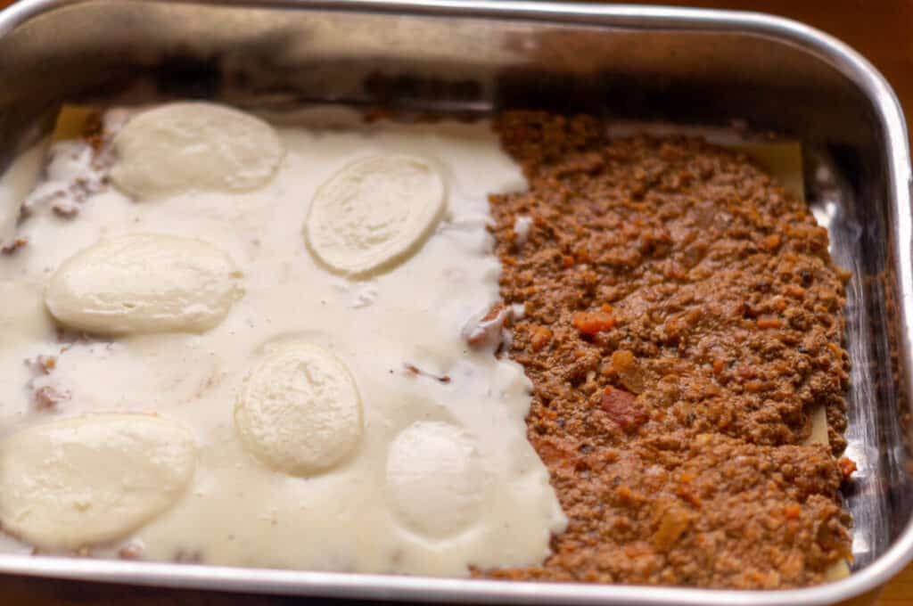 Die Zutaten für die Lasagne werden abwechselnd in die Auflaufform geschichtet