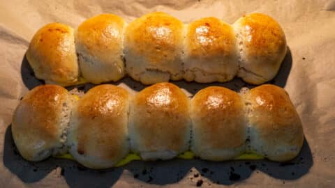 Milchtbrötchen backen