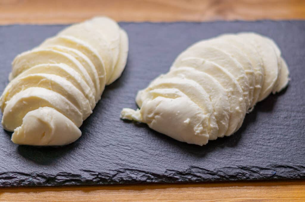 Kartoffel-Bärlauch-Püree aus dem Thermomix® 8 mozzarella geschnitten