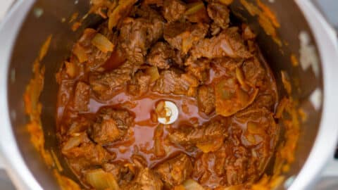 Rindfleisch für Gulasch andünsten