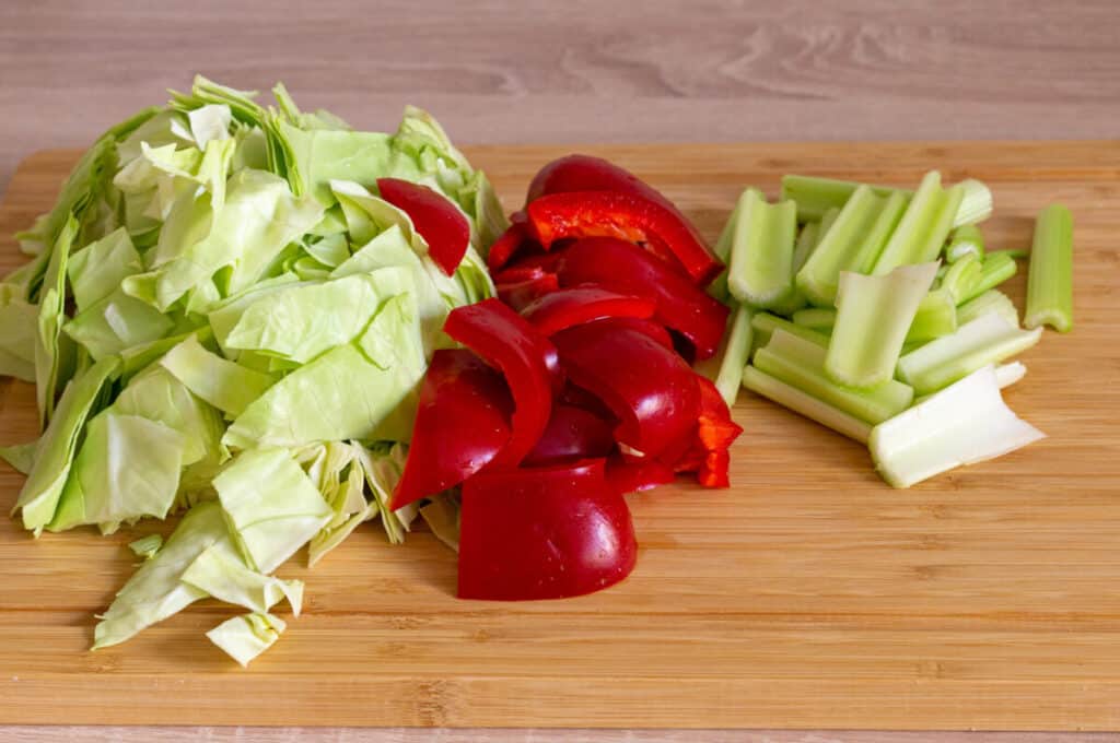Spitzkohl-Sellerie-Salat aus dem Thermomix® 4 spitzkohl paprika sellerie