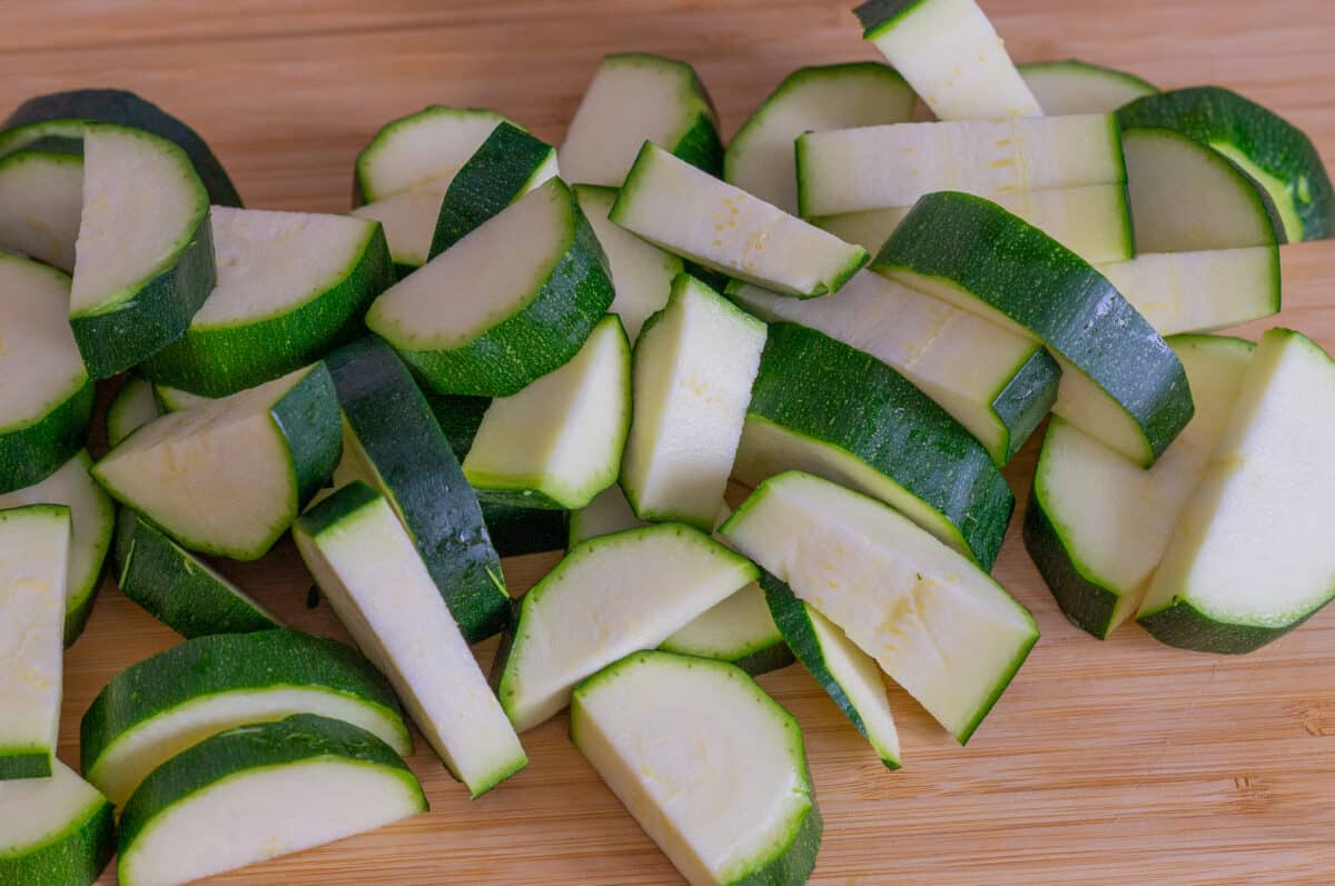 Zucchini Thermomix®: Varoma statt Kochtopf 3 Zucchini schneiden
