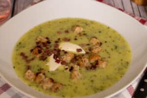 Zucchinicremesuppe mit Speck und Brotwürfeln