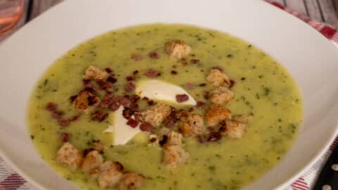 Zucchinicremesuppe mit Speck und Brotwürfeln