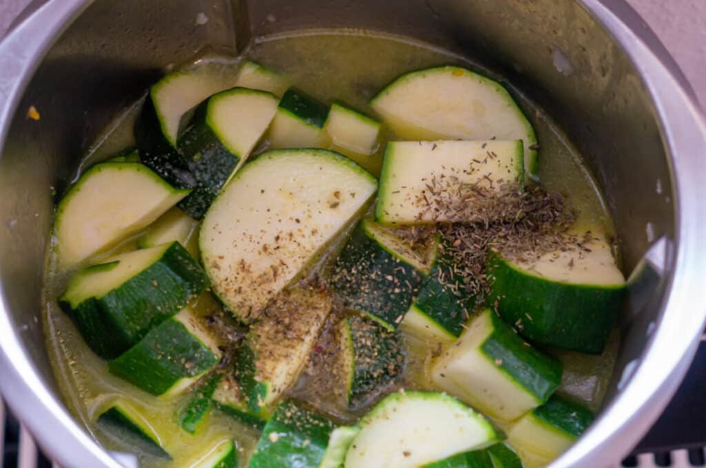 Zutaten Zucchinisuppe im Mixtopf