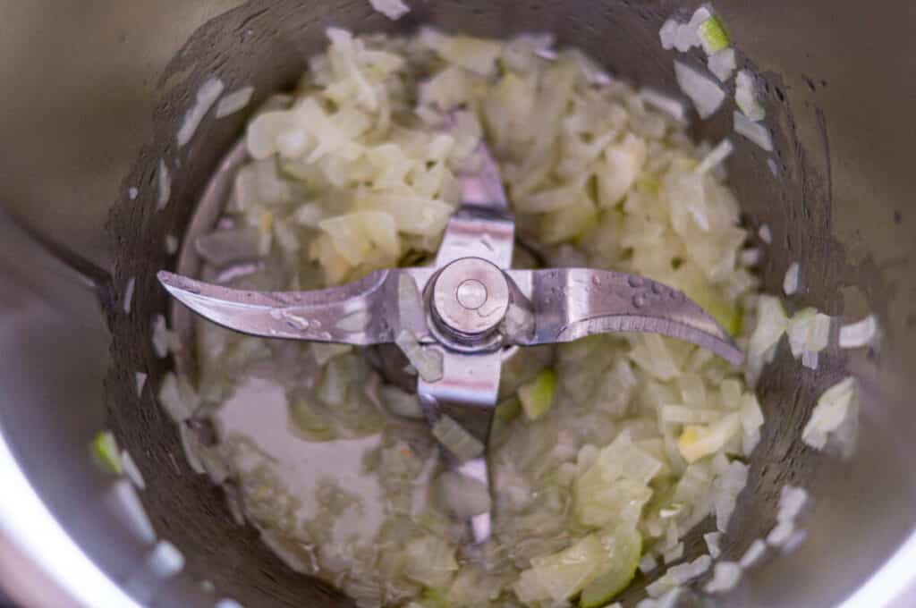 Rahmwirsing Thermomix®: 700 g, 35 Min, mit Speck und Crème 6 zwiebeln hacken im thermomix