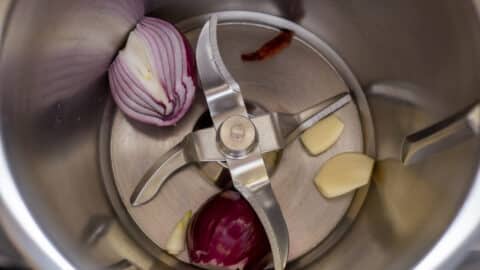 Zwiebeln, Knoblauch und Chilischote im Thermomix®