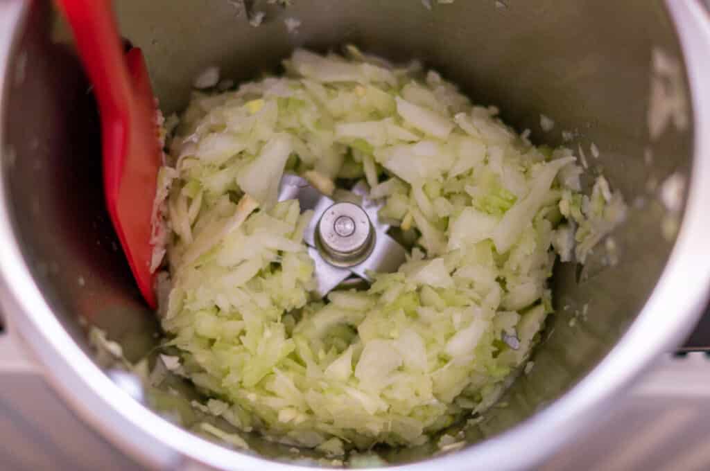 Rindergulasch Thermomix®: zart in 90 Minuten 5 zwiebeln selierie hacken im thermomix