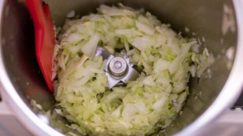 Zwiebeln und Sellerie hacken im Thermomix