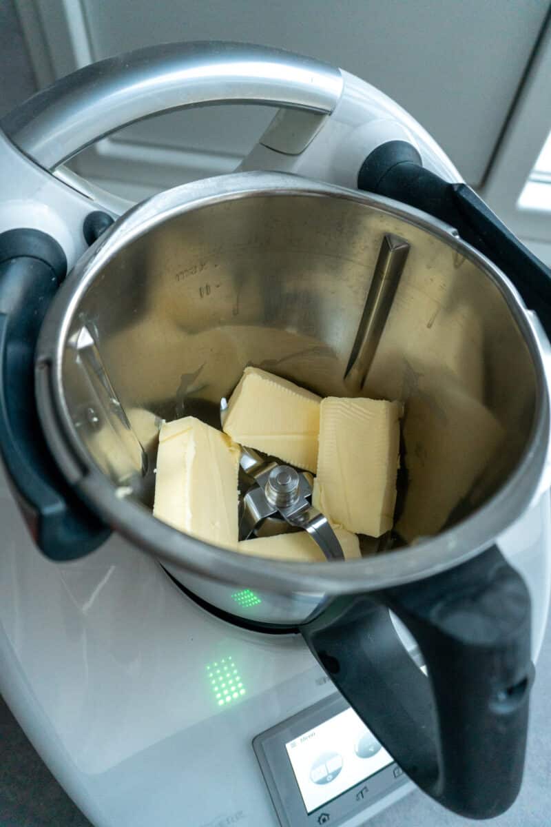 Thermomix® Frischkäse: 70 °C oder er wird körnig 2 Butter in Stücke schneiden