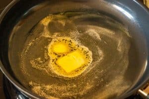 Butter in Pfanne schmelzen lassen
