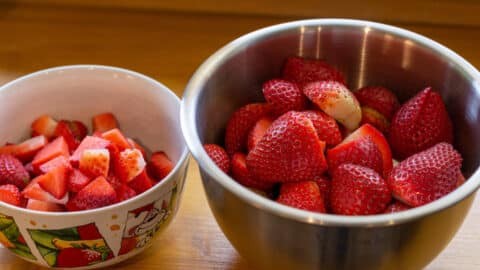 Erdbeeren waschen und putzen
