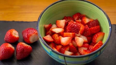 Frische Erdbeeren waschen, putzen und schneiden