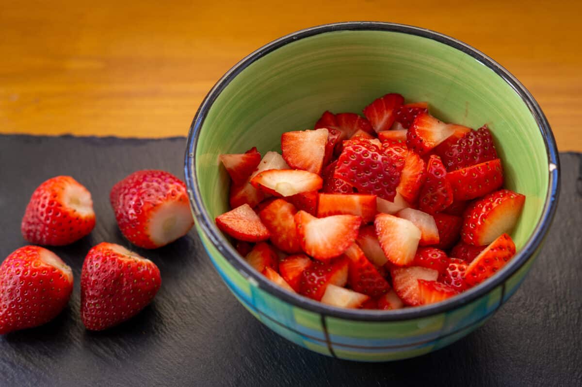Mascarpone-Dessert Thermomix®: 4 Portionen, 15 Min, 7 Erdbeeren putzen und schneiden