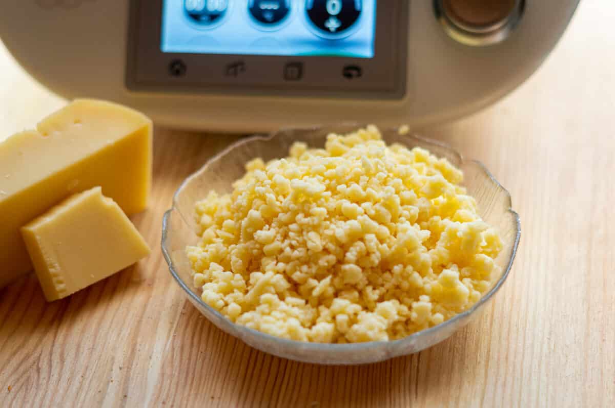 Low-Carb-Eiweiß-Brötchen aus dem Thermomix® 2 Käse im Thermomix® zerkleinern